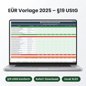 Pode incluir: Um laptop exibindo uma planilha intitulada "Einnahmen-Überschuss-Rechnung 2025". A tela mostra uma tabela verde e branca com linhas e colunas. Abaixo do laptop, três botões verdes com texto branco: "§19 UStG konform", "Sofort-Download" e "Excel XLSX".