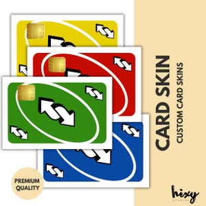 Puede incluir: Una pila de skins de cartas coloridas en amarillo, rojo, verde y azul, cada una con un s&iacute;mbolo de flecha invertida. Las palabras "CARD SKIN" y "CUSTOM CARD SKINS" se muestran en texto negro. Una pegatina de "PREMIUM QUALITY" es visible.