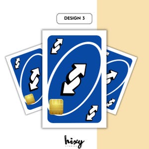 Puede incluir: Tres cartas de juego azules y blancas con un s&iacute;mbolo de flecha invertida. Las cartas tienen un cuadrado dorado en la esquina inferior izquierda. El texto "DESIGN 3" est&aacute; en la parte superior y el logotipo "hixy studios" en la parte inferior.
