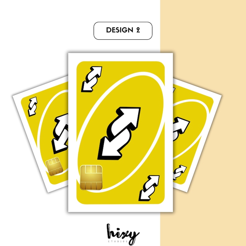 Puede incluir: Tres cartas de Uno amarillas con bordes blancos, con un gran s&iacute;mbolo de flecha invertida blanca y flechas m&aacute;s peque&ntilde;as. El texto "DESIGN 2" est&aacute; encima de las cartas. El logotipo de "hixy studios" est&aacute; en la parte inferior.