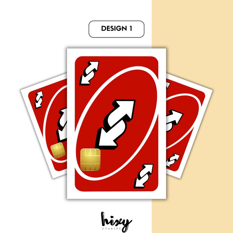 Puede incluir: Tres cartas rojas de Uno con flechas blancas y un dise&ntilde;o cuadrado dorado. Las cartas est&aacute;n dispuestas en forma de abanico sobre un fondo blanco y beige. El texto "DESIGN 1" est&aacute; en la parte superior.