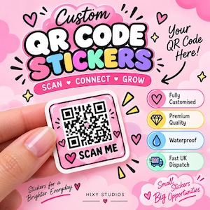 Könnte beinhalten: Ein quadratischer Aufkleber mit einem schwarz-weißen QR-Code auf rosa Hintergrund und dem Text SCAN ME. Der Aufkleber ist von rosa Wolkengrafiken, Herzen und Texten umgeben, die Custom QR CODE STICKERS, SCAN CONNECT GROW und HIXY STUDIOS lauten.