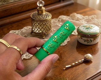 Bálsamo labial marroquí que cambia de color y reacciona al pH, con un toque hidratante.