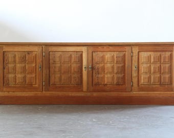 Aparador danés brutalista de roble – Mueble de almacenamiento tipo credenza esculpido de la década de 1960