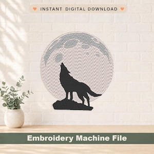 Op de afbeelding: Een zwart silhouet van een huilende wolf op een rots, tegen een getextureerde grijze maan. Het ontwerp is een borduurmachinebestand, met de tekst "INSTANT DIGITAL DOWNLOAD" en "Embroidery Machine File".