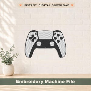 Pode incluir: Um design bordado em preto e branco de um controle de videogame. O controle está centralizado em uma parede de tijolos brancos. O texto "INSTANT DIGITAL DOWNLOAD" está no topo e "Embroidery Machine File" na parte inferior.