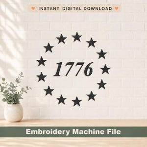 Op de afbeelding: Een wanddecoratie met een cirkel van zwarte sterren rond het getal 1776. Het ontwerp staat tegen een witte bakstenen muur. Tekst bovenaan luidt "INSTANT DIGITAL DOWNLOAD" en onderaan "Embroidery Machine File".