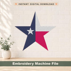 Pode incluir: Uma estrela bordada em forma da bandeira do Texas, com seções azul marinho, brancas e vermelhas. A estrela tem uma estrela branca no centro. Os textos "INSTANT DIGITAL DOWNLOAD" e "Embroidery Machine File" também são visíveis.