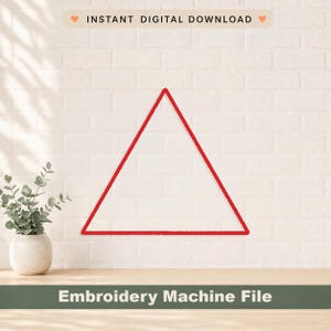 Pode incluir: Um contorno de triângulo vermelho contra uma parede de tijolos brancos. As palavras "INSTANT DIGITAL DOWNLOAD" estão no topo e "Embroidery Machine File" na parte inferior. Uma pequena planta em vaso está em uma superfície de madeira.