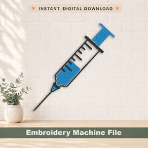 Puede incluir: Un archivo de bordado a máquina que muestra una jeringa con contorno negro y relleno azul. El texto INSTANT DIGITAL DOWNLOAD aparece en la parte superior y el texto Embroidery Machine File aparece en la parte inferior.