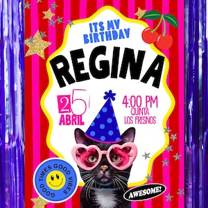 Puede incluir: Un cartel de invitación de cumpleaños con fondo de rayas rojas y rosas que muestra un gato negro con un gorro de fiesta azul de lunares y gafas rosas en forma de corazón. El texto incluye ITS MY BIRTHDAY, REGINA, 25 ABRIL, 4:00 PM, QUINTA LOS FRESNOS, GOOD TIMES GOOD VIBES y AWESOME, decorado con estrellas doradas brillantes y cerezas rojas.