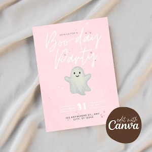 Puede incluir: Una tarjeta de invitación rectangular de color rosa con una ilustración de un fantasma blanco en el centro. El texto dice JOIN US FOR A Boo-day Party, OCTOBER 31 6 PM, y 123 ANYWHERE ST., ANY CITY, ST 12345. Una insignia circular marrón dice edit with Canva.