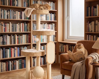 Árbol rascador multinivel para gatos con madera natural y sisal para jugar y relajarse en un acogedor color beige.