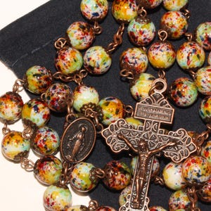 Rosario in vetro fatto a mano: perline colorate, crocifisso del perdono