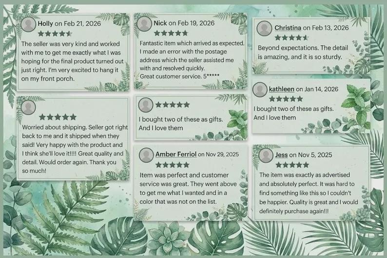 Pu&ograve; includere: Stampa digitale con recensioni dei clienti su sfondo verde chiaro, ornata da illustrazioni botaniche. Le recensioni sono in piccoli riquadri bianchi con una valutazione a cinque stelle e commenti.
