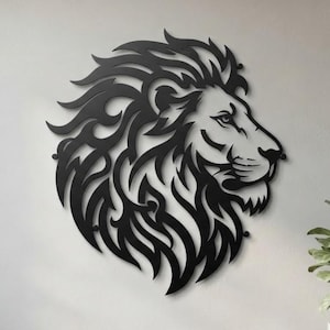 Könnte beinhalten: Ein Wandkunstobjekt aus schwarzem Metall, das einen stilisierten Löwenkopf im Profil zeigt. Das Design besteht aus komplexen, flammenartigen Ausschnitten, die die Mähne und die Gesichtszüge bilden und eine markante, dunkle Silhouette erzeugen.