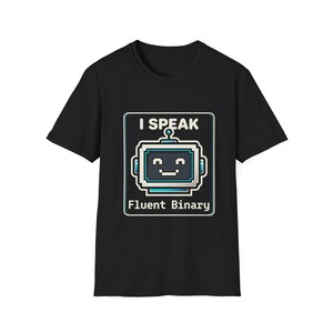 Könnte beinhalten: Schwarzes T-Shirt mit einer Grafik eines lächelnden Roboters und dem Text "I Speak Fluent Binary". Das Roboterdesign ist in Blau-, Weiß- und Schwarztönen gehalten. Das T-Shirt hat einen Rundhalsausschnitt und kurze Ärmel.