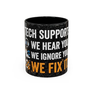 Puede incluir: Taza de cerámica negra con el texto "TECH SUPPORT WE HEAR YOU WE IGNORE YOU WE FIX IT" en blanco y naranja. La taza tiene un interior negro y un exterior texturizado.