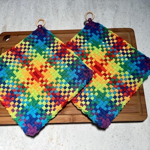 Agarradera grande con degradado arcoíris / Algodón tejido a mano con anilla de madera para colgar / Regalo de cocina colorido hecho a mano, ideal para inauguración de casa o despedida de soltera.