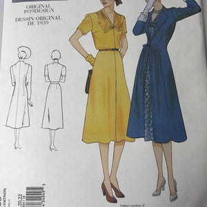 Puede incluir: Patrón de costura Vogue vintage de 1939. Presenta ilustraciones de dos vestidos de mujer. Uno es un vestido amarillo con sombrero y guantes a juego, y el otro es un vestido azul con sombrero y guantes blancos. El patrón incluye el texto "ORIGINAL 1939 DESIGN".