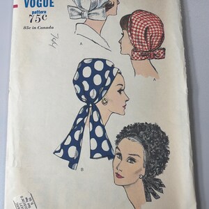 Puede incluir: Patrón Vogue vintage con ilustraciones de tocados femeninos, incluyendo una cubierta para la cabeza blanca con lazo, un pañuelo a cuadros rojo y blanco, una bufanda azul con lunares y una envoltura para el cabello negra texturizada. El número de patrón es 6410.
