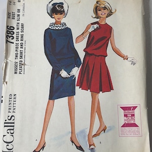 以下が含まれることがあります： ヴィンテージMcCall'sの裁縫パターン7386。2人の女性がドレスを着たイラストが描かれています。パターンには、スリムまたはプリーツスカートとリングスカーフが付いたツーピースドレスが含まれています。サイズ14、バスト86cm。