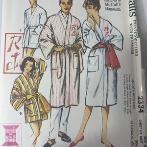 Puede incluir: Patrón de costura vintage de McCall's para batas con monograma y costuras en los hombros, adecuado para descansar o ir a la playa. El patrón presenta ilustraciones de las batas, con el texto "MEN'S AND WOMEN'S MONOGRAM ROBE IN TWO LENGTHS".