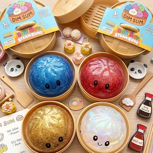 以下が含まれることがあります： 竹製の蒸し器に入った、カラフルでキラキラ光るスクイッシーな蒸しパンのおもちゃ4つ。 各パンには笑顔の顔があります。 パンダの皿、木のスプーン、醤油とチリ油のミニチュアなどのアクセサリー。 パッケージには「Dim Sum」と「Squishy Steam Bunz」と書かれています。