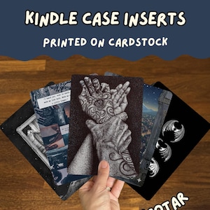 Könnte beinhalten: Eine Sammlung rechteckiger Kindle-Hülleneinlagen, gedruckt auf Karton. Die Designs zeigen verschiedene Illustrationen, darunter eine gepunktete Hand mit einem Auge, eine nächtliche Stadtansicht und Drachenflügel. Der Text "KINDLE CASE INSERTS", "PRINTED ON CARDSTOCK" und "ACOTAR" ist sichtbar.