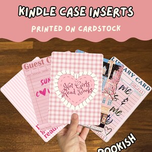 Puede incluir: Un conjunto de insertos rectangulares de cartulina para fundas de Kindle con varios diseños, incluyendo un patrón de cuadros vichy rosa con un corazón que dice Hot Girls Read Books, un diseño de cuenta de restaurante y una tarjeta de biblioteca.