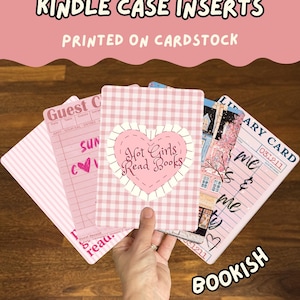 以下が含まれることがあります： Kindleケース用の長方形のカードストックインサートセット。Hot Girls Read Booksと書かれたハートのグラフィックが入ったピンクのギンガムチェック柄、ゲストチェックのデザイン、テキスト入りの図書カードのデザインなど、様々な柄が揃っています。