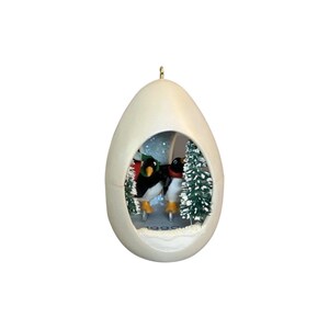 Peut inclure: Une décoration de Noël en forme d'œuf avec un extérieur crème. L'intérieur présente deux manchots portant des écharpes et des patins à glace, debout entre deux sapins verts miniatures sur une base enneigée avec l'année 1999 inscrite.