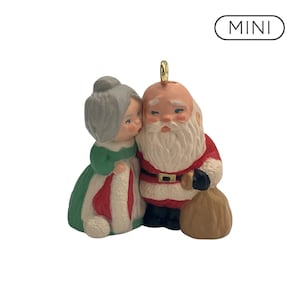 Enfeite de Natal colecionável vintage da Hallmark Keepsake, 1990, Papai Noel se preparando para partir (Os Kringles) - QXM5753, novo na caixa.