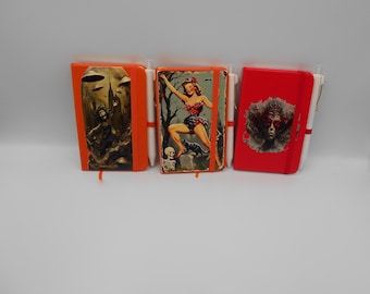 3D-gebeeldhouwd A6-zakdagboek met hoogreliëf en pen, aangepaste scifi-horrorkunstkeuze