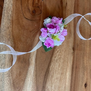 RIBBON TIED CORSAGE