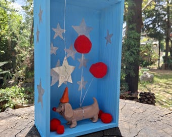 Un vuelo nocturno estrellado: Arte de perro en 3D pintado a mano - Escena surrealista en miniatura en caja de madera azul