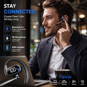 Könnte beinhalten: Ein schwarzes und silbernes Bluetooth-Headset mit digitaler Anzeige "100". Das Bild enthält den Text "STAY CONNECTED" und "Crystal Clear Calls, All Day Long." Zusätzlicher Text zeigt Bluetooth 5.4, HD-Mikrofon und 200H Standby an.