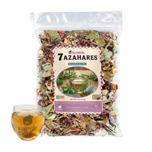 Puede incluir: Una bolsa transparente llena de hierbas y hojas secas, etiquetada como "7 AZAHARES Seven Blossoms Tea". Un vaso de té preparado con el logo de KsaVerde está frente a la bolsa. La bolsa contiene 113g de té orgánico.