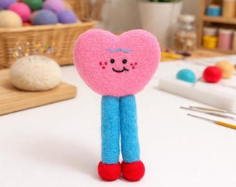 Figura de corazón de fieltro hecha a mano, adorno de lana kawaii, escultura para decoración de escritorio.