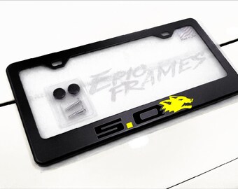 Cornice portatarga in metallo nero con logo Yellow Coyote 5.0 Racing per Mustang GT.