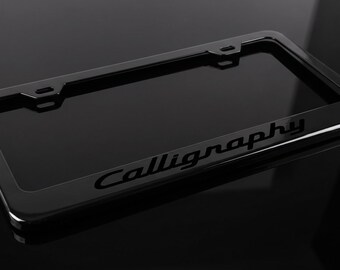 Glanzend zwart metalen frame, zwart op zwart, kentekenplaathouder voor kalligrafie, robuust en duurzaam.