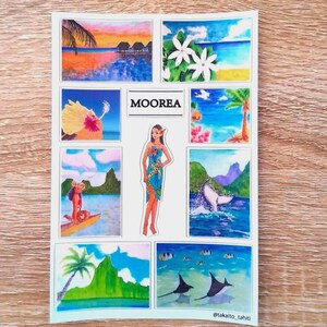 Puede incluir: Una hoja de pegatinas con ilustraciones en acuarela de Moorea, con escenas de playas, flores y vida marina. La palabra "MOOREA" está impresa en negro. Una mujer con un vestido azul está en el centro. El nombre del artista, "@takaito_tahiti", está en la parte inferior.