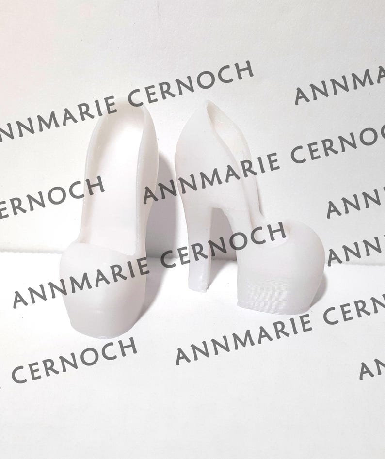 Peut inclure: Deux chaussures blanches &agrave; talons hauts en plastique. Les chaussures sont en plastique lisse et mat. Les chaussures sont toutes deux du m&ecirc;me style, mais l'une est l&eacute;g&egrave;rement plus grande que l'autre.