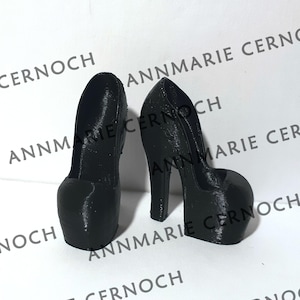 Peut inclure: Une paire de chaussures noires &agrave; talons hauts avec une semelle plateforme. Les chaussures ont une surface textur&eacute;e et une pointe pointue.