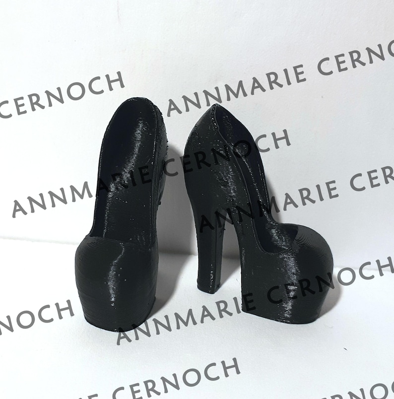 Peut inclure: Une paire de chaussures noires &agrave; talons hauts avec une semelle plateforme. Les chaussures ont une surface textur&eacute;e et une pointe pointue.