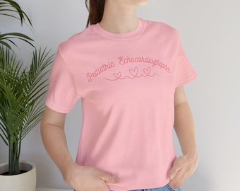 繊細な文字の小児心エコー検査技師Tシャツ｜エコー技術者ギフト｜超音波検査技師シャツ｜心臓超音波技師｜小児心エコー検査室