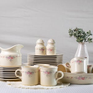 Juego de vajilla vintage Pfaltzgraff Trousseau, lote grande mixto de platos, tazas y piezas para servir con motivos florales.