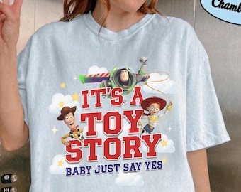 Es una historia de juguetes, Baby Just Say Yes Tee, Camiseta retro de música Disney, Toy Story Land Disney Family Vacation, Toy Story 5 I Knew It Tee