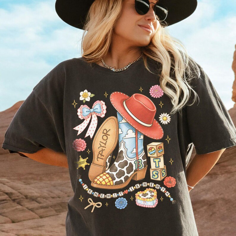 TS Western Cowgirl-kostym, Jag visste det, jag visste bara, Tay Story 13-molntröja, present till musikfan, retro cowboystövlar med grafisk t-shirt bild 2
