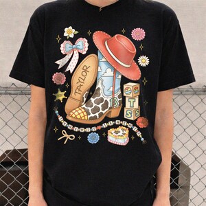 TS Western Cowgirl-kostym, Jag visste det, jag visste bara, Tay Story 13-molntröja, present till musikfan, retro cowboystövlar med grafisk t-shirt bild 5
